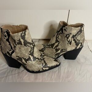 Soul Naturalizer “Mikey” Women's Ivory/Black Snake Skin Boots Size 7.5M